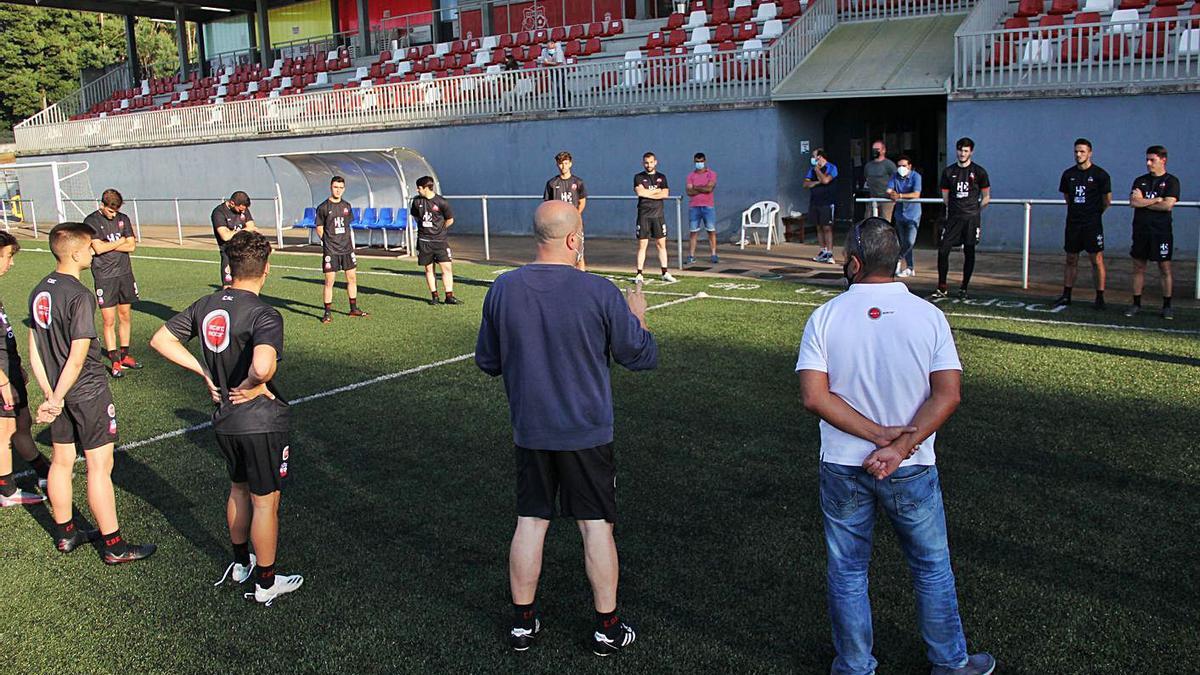 El Estradense inició la pretemporada el pasado lunes en el Municipal de A Estrada. |  // BERNABÉ