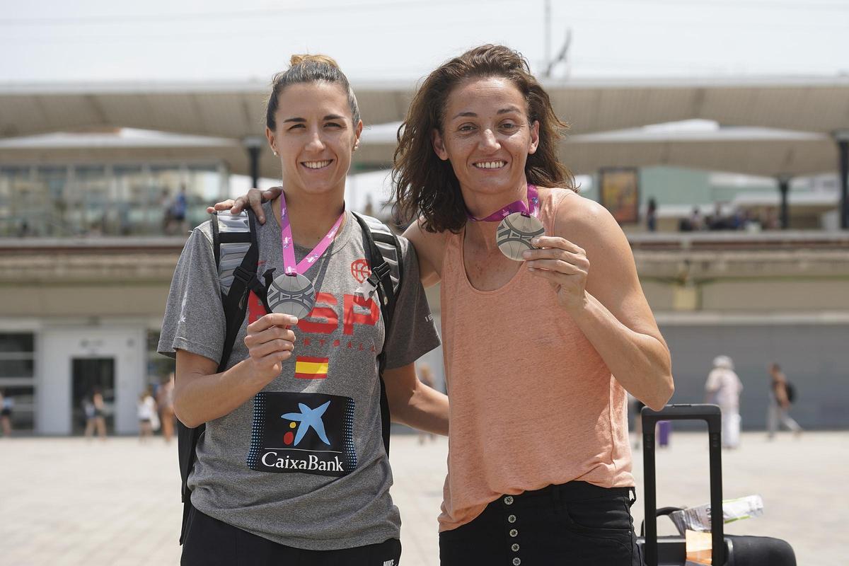 Queralt Casas i Laia Palau, que feia de "team manager", amb les medalles de plata just arribar avui a Girona
