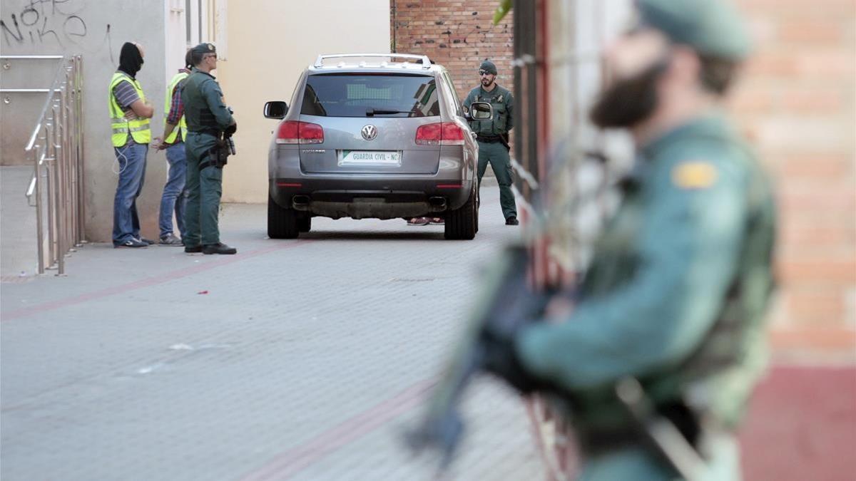 La Guardia Civil ha detenido hoy en la localidad castellonense de Vinaros a un marroqui de 24 anos residente en Espana por colaborar con la celula yihadista responsable de los atentados terroristas cometidos en agosto en Barcelona y Cambrils