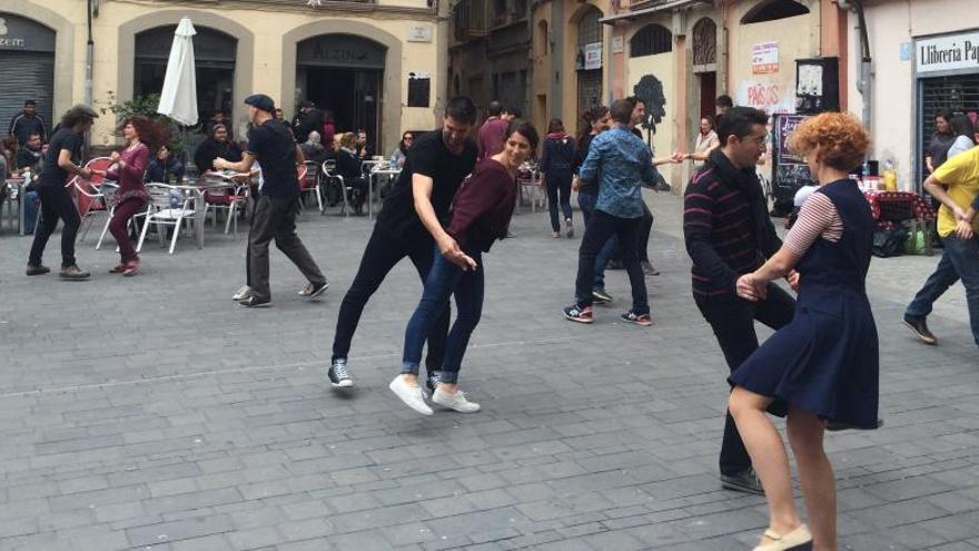 Bon Hop de Swing porta el &#039;lindy-hop&#039; a la plaça Gispert de Manresa