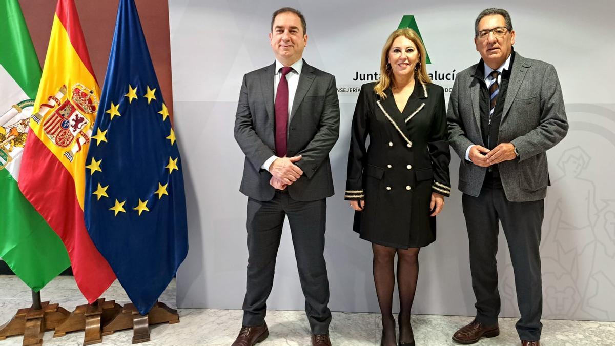 La consejera Carolina España, junto al rector de la Universidad Loyola y al presidente de la Fundación Cajasol.