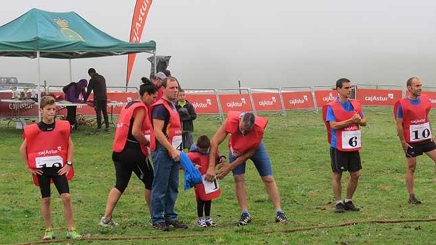 Algunos participantes en la subida a la Porra, el año pasado, en la Vega de Enol.