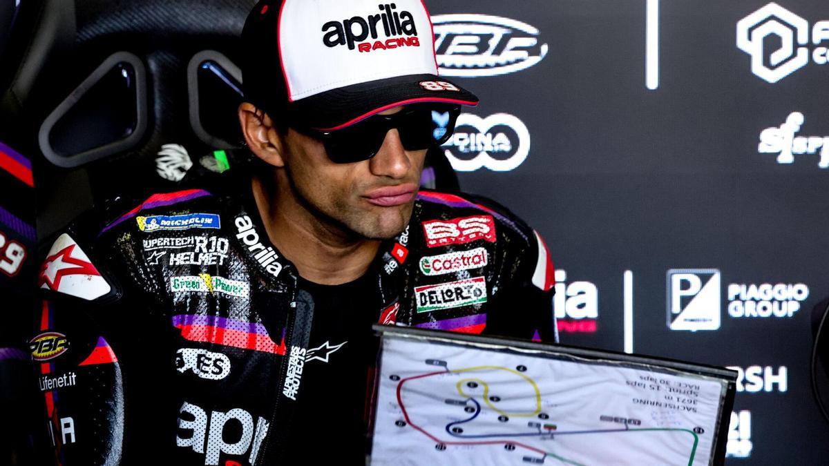 Jorge Martín en el box de Aprilia durante la primera jornada en el Gran Premio de Alemania