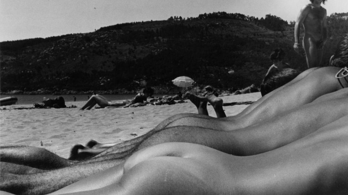 Nudismo en Galicia: las 'tetiñas free' cumplen 40 años al sol de la ría Vigo