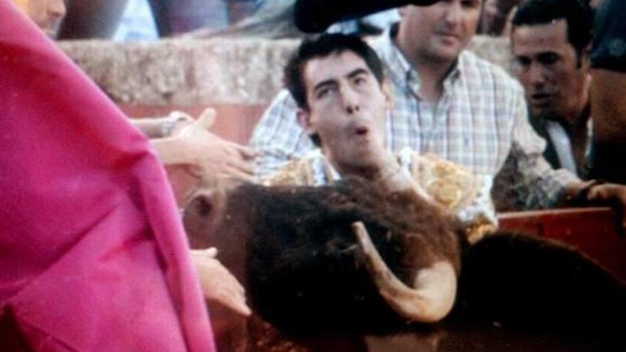 Toros El diestro Saúl Jiménez sufre otra cogida en el cuello