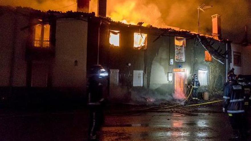 Un incendio en La Losilla (León) destruye cinco viviendas