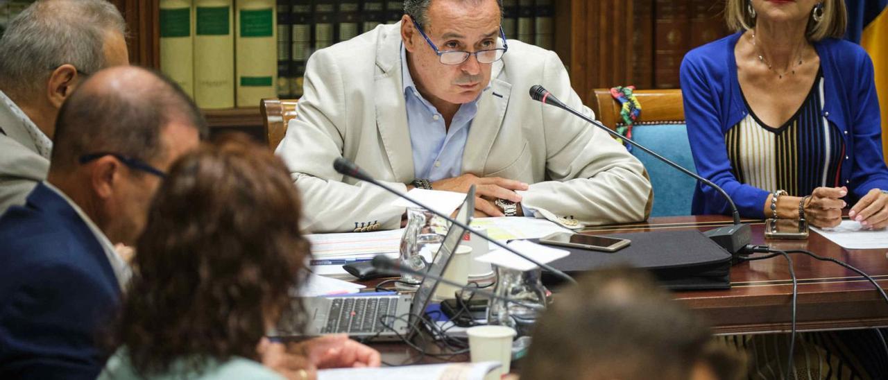 El consejero de Sanidad, Blas Trujillo, presenta el IV Plan de Adicciones en sede parlamentaria. | | CARSTEN W. LAURITSEN