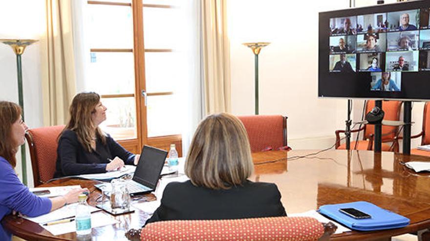 Reunión ayer de Francina Armengol con científicos de las islas por vía telemática.