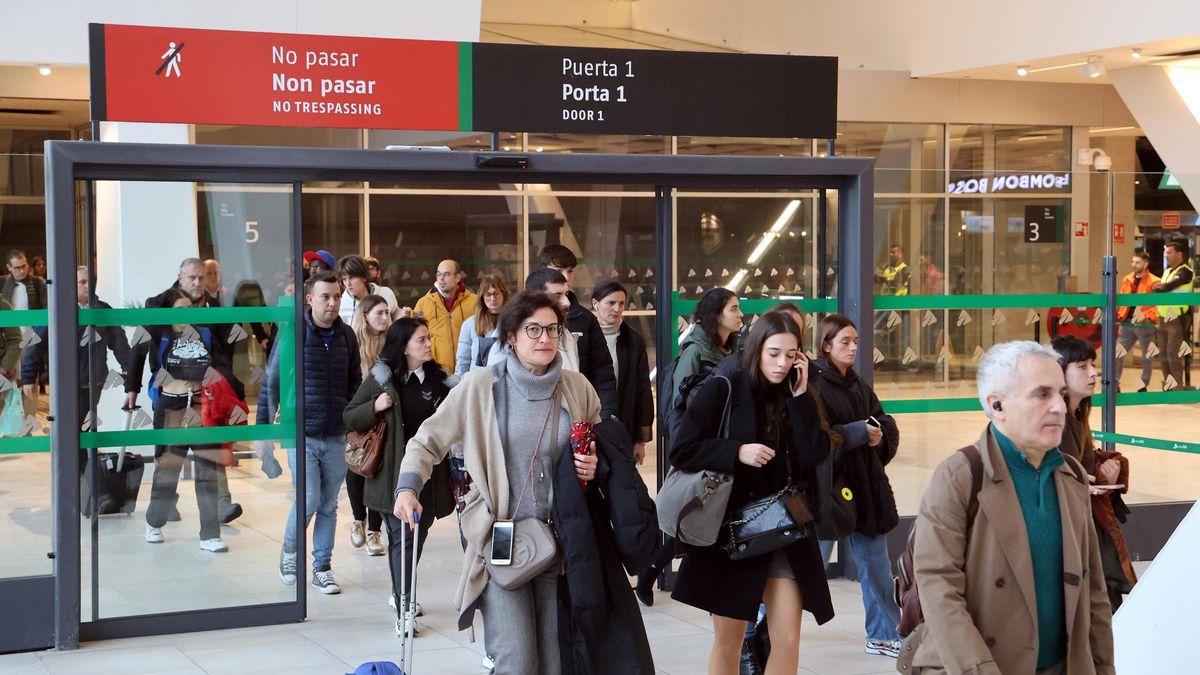 Viajeros a la slaida de un tren del Eje Atlántico en la estación de Vigo-Urzáiz en noviembre de 2023
