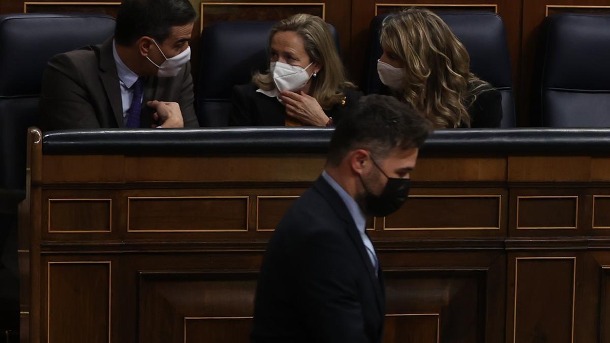 Yolanda Díaz, ministra de Trabajo, Nadia Calviño, de Economía, y Gabriel Rufián, de ERC, durante el Pleno sobre la Reforma Laboral en el Congreso del los Diputados.