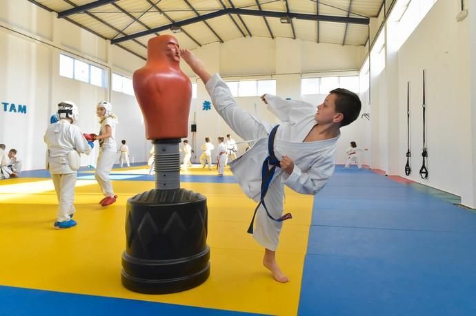 28-02-2020 LAS PALMAS DE GRAN CANARIA. Gorka Guerra, de 10 años, medalla de plata en la Liga Nacional de Karate. Fotógrafo: ANDRES CRUZ  | 28/02/2020 | Fotógrafo: Andrés Cruz