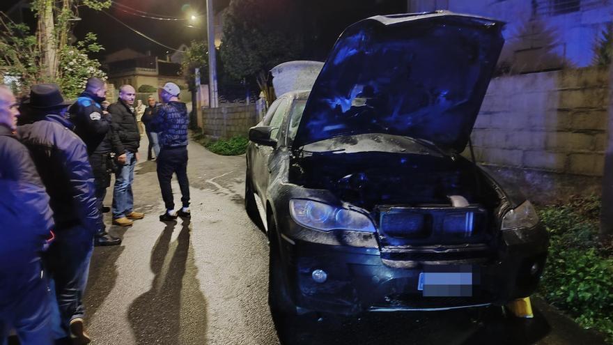 La alcaldesa accidental de Cangas sale ilesa de una colisión en la que ardió un coche
