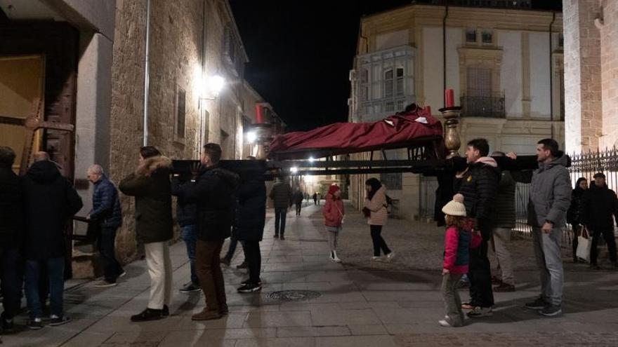 Traslado del Yacente desde Santa María La Nueva a la iglesia del Tránsito. Este viernes empiezan los vía crucis.