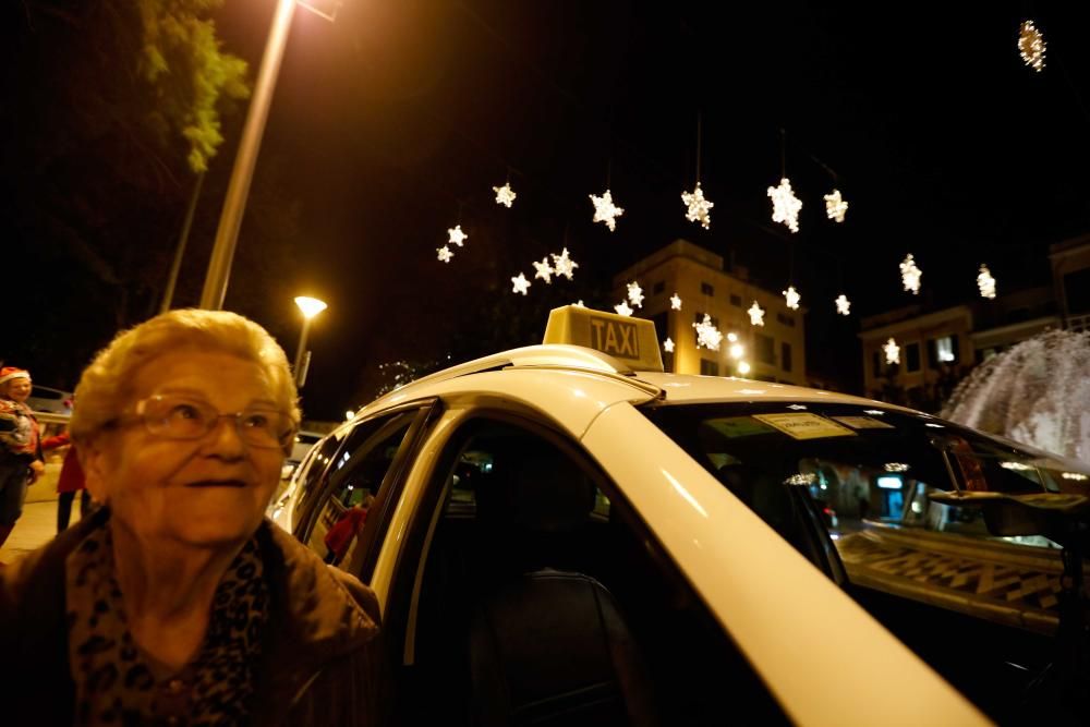 Taxistas de Palma invitan a ancianos a visitar las iluminaciones de Palma