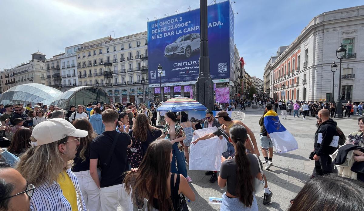 Imagen de la concentración por la manifestación 20A 'Canarias tiene un límite' en Puerta del Sol (Madrid).