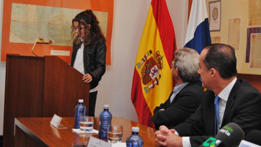 La joven Raquel Estévez durante la lectura, ante la mirada de Larry Álvarez y Enrique Pérez,  ayer en el Archivo. | acfi press