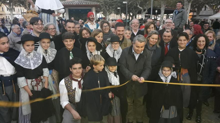 Momento en el que el alcalde Virgilio Moreno corta la cinta inaugural del Dijous Bo.