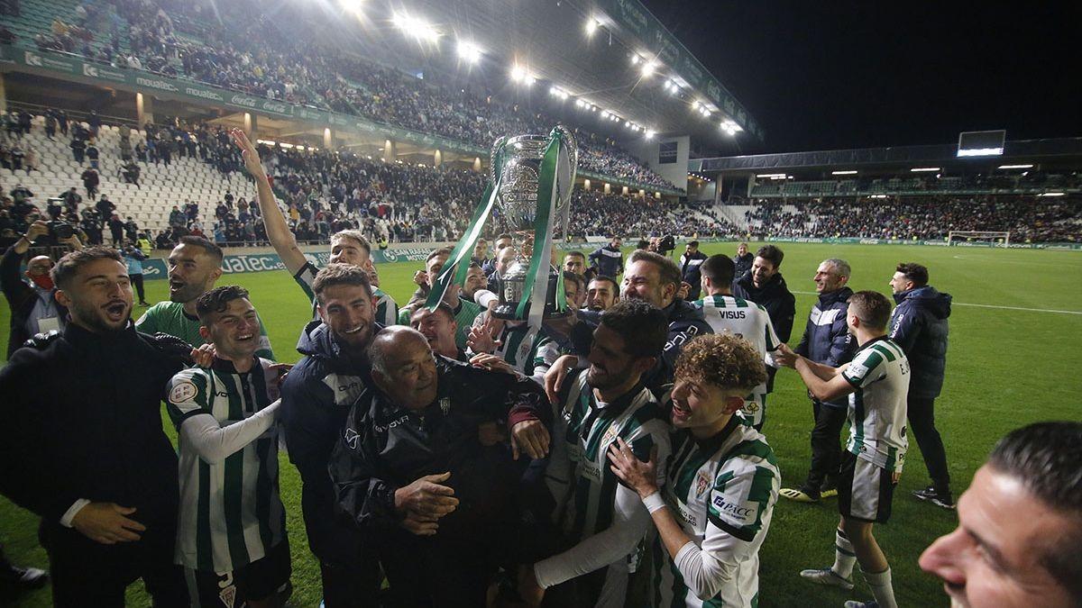 Los jugadores del Córdoba CF celebran con Pepillo, longevo empleado del club, el éxito en la Copa RFEF.