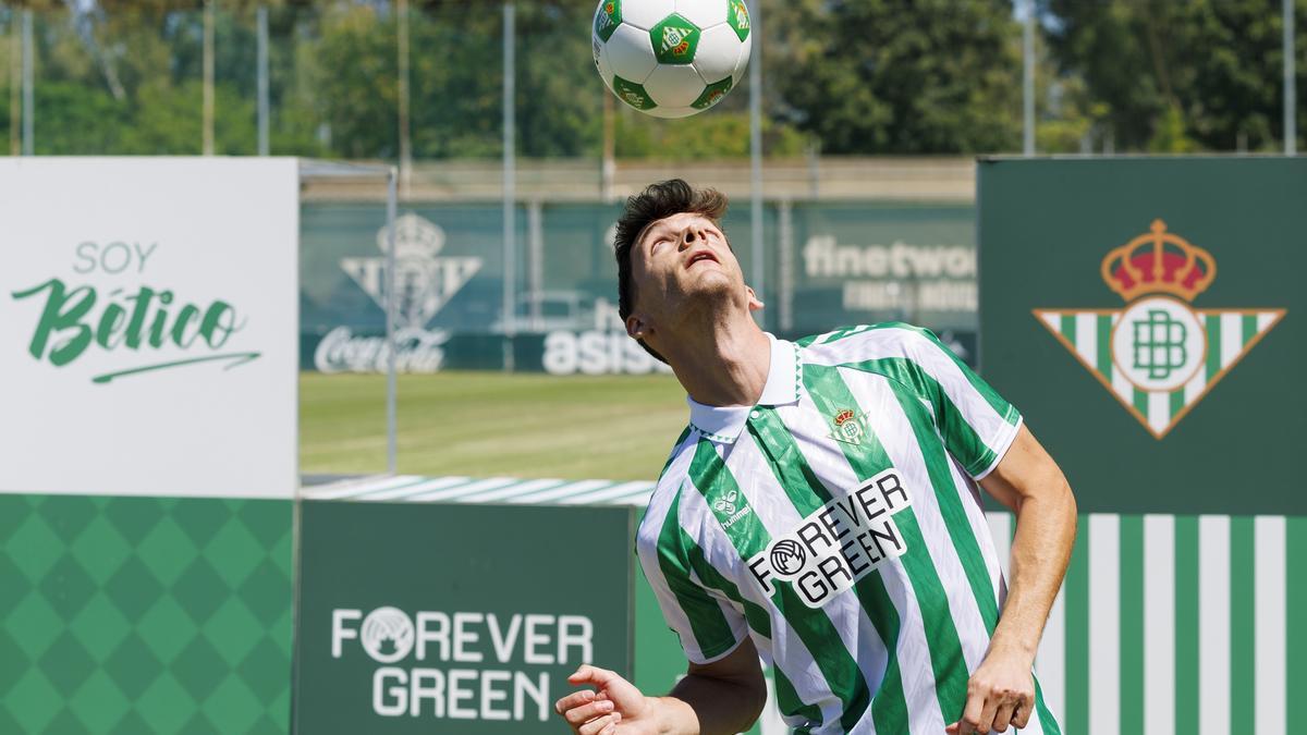 El central Diego Llorente, procedente del Leeds inglés, posa con la camiseta verdiblanca, durante su presentación como nuevo fichaje del Real Betis hasta 2028, este miércoles en la ciudad deportiva del club en Sevilla.