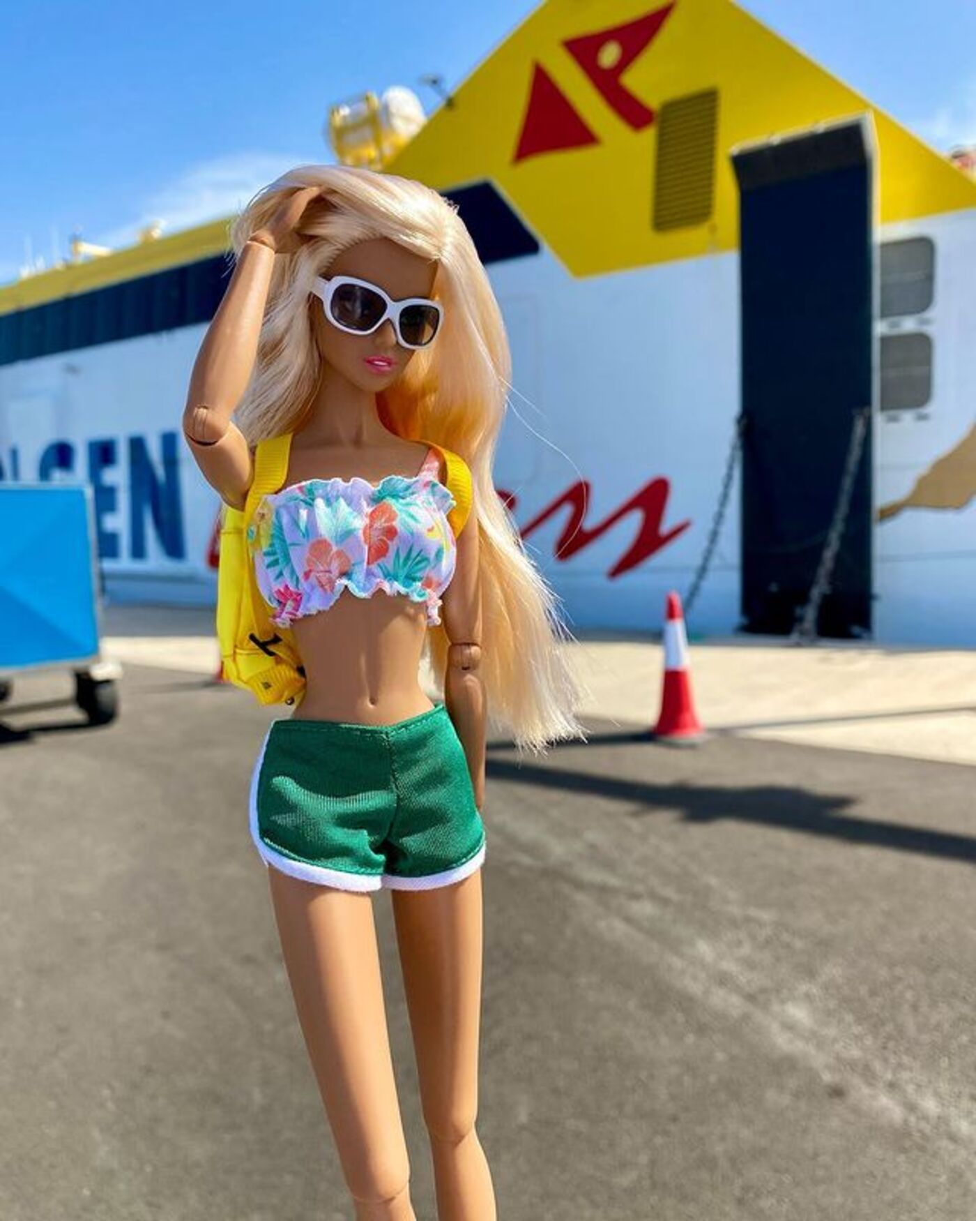 El canario que triunfa con sus Barbies en sus viajes por el mundo