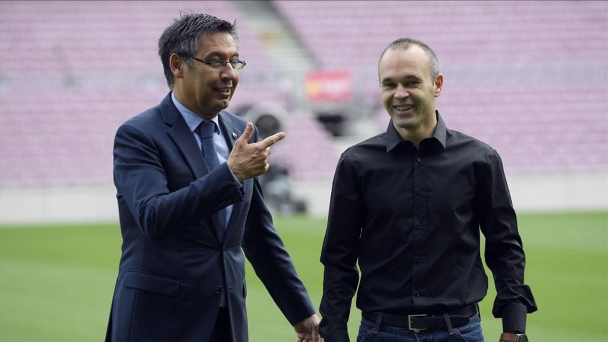 Bartomeu y Andrés Iniesta, durante el acto de renovación con el Barça