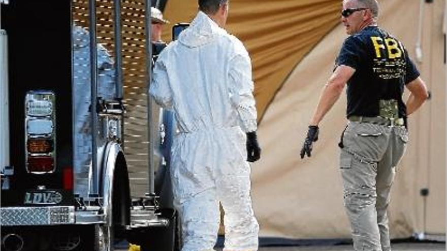 Dos experts de l&#039;FBI accedeixen a la zona on es va produir el tiroteig a Orlando.