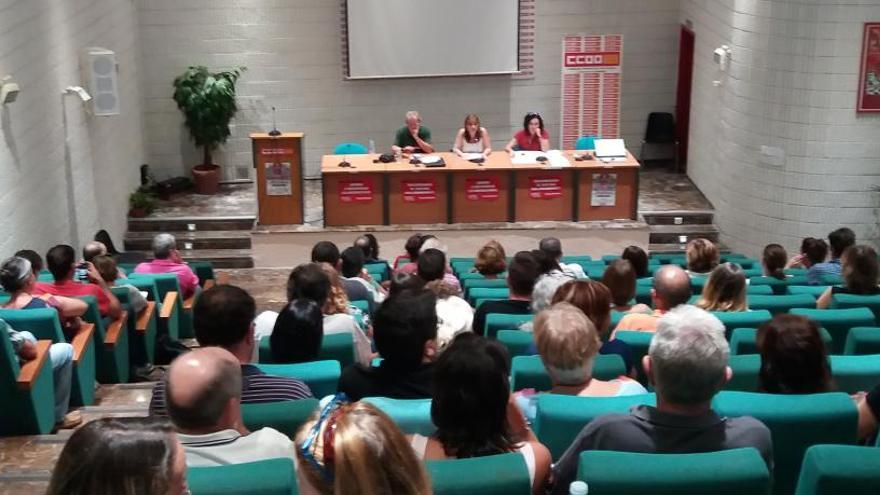 Delegados del sindicato en una asamblea para informar de la nueva campaña