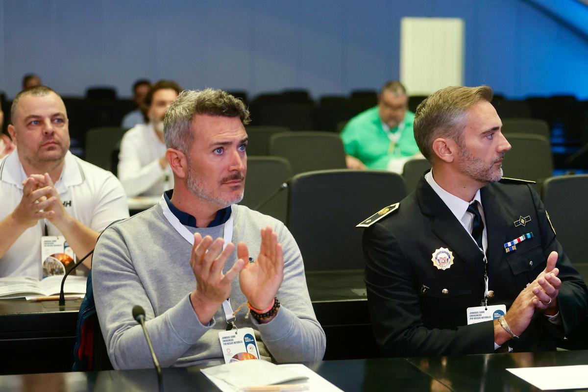 A la derecha, Antonio Carrasco. SOS Desaparecidos organiza unas jornadas sobre la gestión de emergencias en València