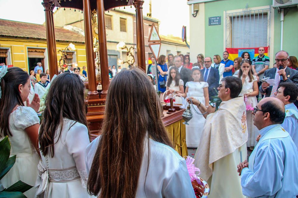 En el desfile religioso salió el Santísimo bajo palio acompañado de decenas de niñas y niños ataviados con sus trajes de Primera Comunión