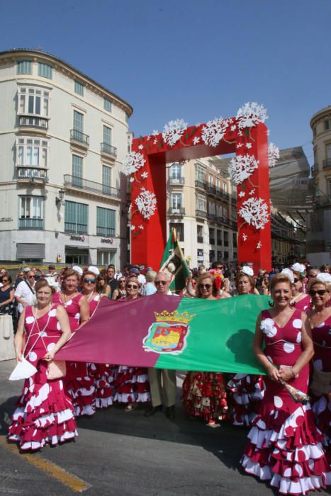 Con la entrega de la bandera de la ciudad a Andrés Olivares ha comenzado la romería hasta la Basílica de la Victoria este sábado por la mañana