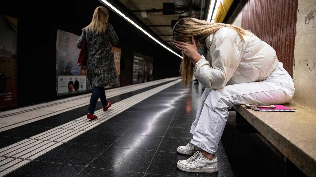 Más agentes y cámaras para evitar agresiones a mujeres en el metro de Barcelona. Así lo ha explicado la presidenta de TMB, Rosa Alarcón. En la foto, dos mujeres en la estación de Passeig de Gràcia de Barcelona.