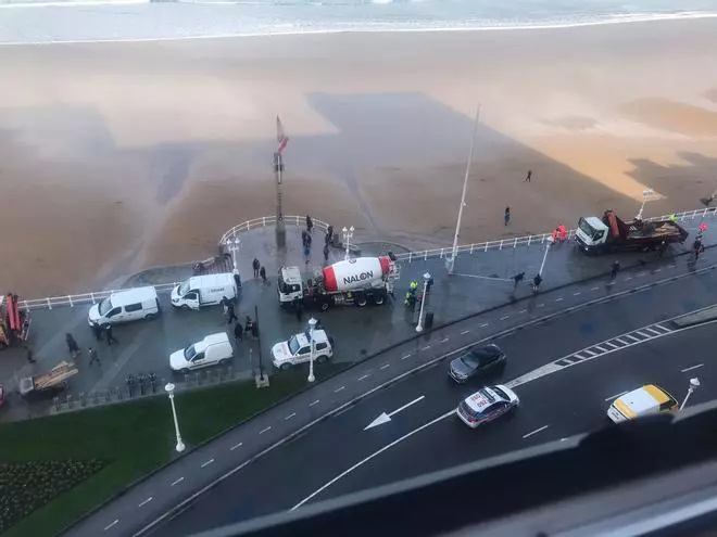 El temporal obliga a reforzar la estructura del Muro de San Lorenzo por precaución (en imágenes)