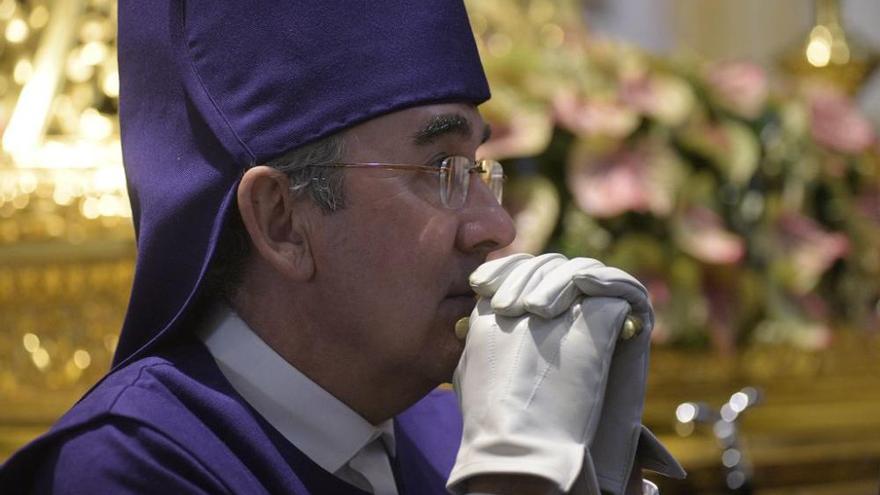 Los nazarenos, con los ojos en el cielo