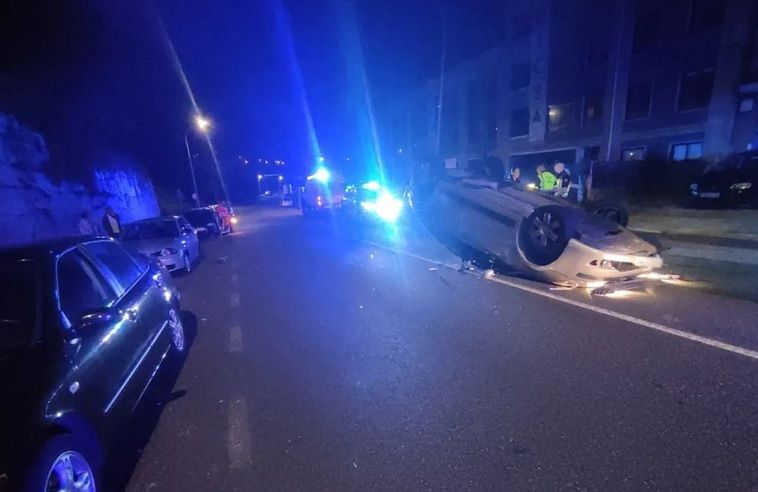 Así quedó el coche tras colisionar con otro que estaba estacionado en Chapela.