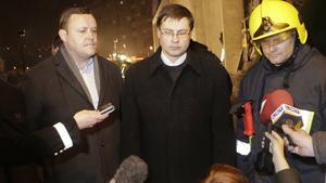 El primer ministre de Letònia, Valdis Dombrovskis (centre), i el ministre d’Interior, Rihards Kozlovskis, visiten el lloc de l’ensorrament del centre comercial, el 21 de novembre a Riga.