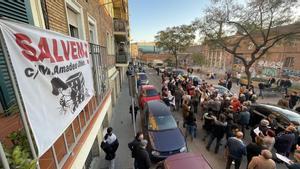 Un cartel de los partidarios de proteger el jardín de la calle Mossèn Amadeu Oller, durante la doble concentración en La Bordeta, en Barcelona.