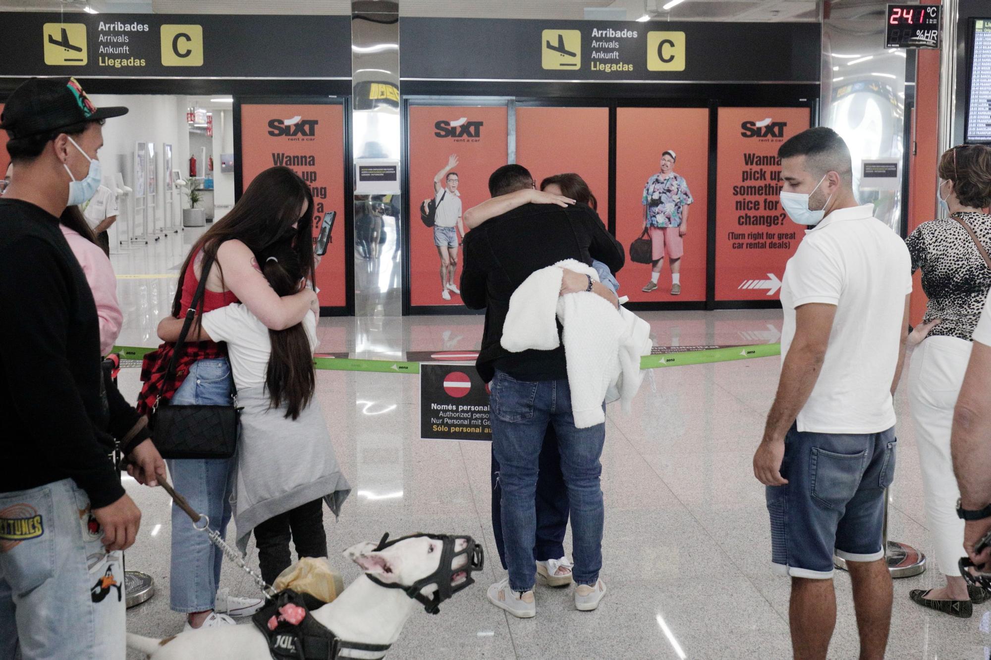 Vuelven los abrazos al aeropuerto de Palma con la entrada libre para acompañantes