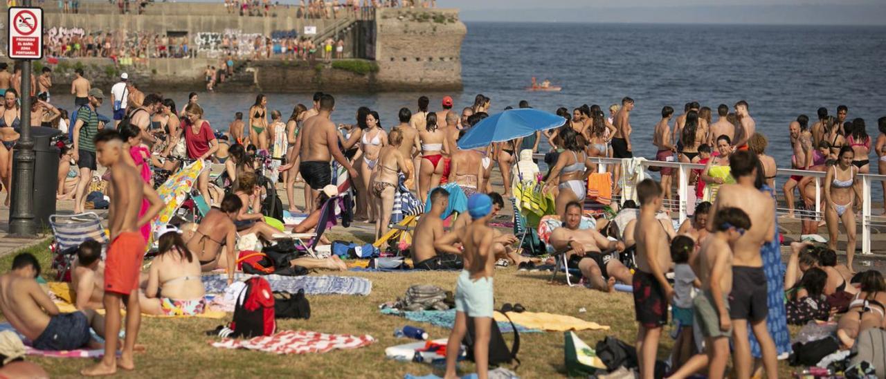 Ambiente en una pasada jornada playera en La Ramblona de Luanco. | María Fuentes