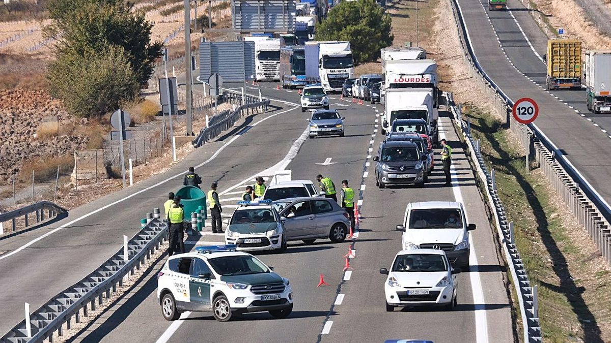 Controles en la A-31 durante el primer día de cierre perimetral de la Comunidad. |