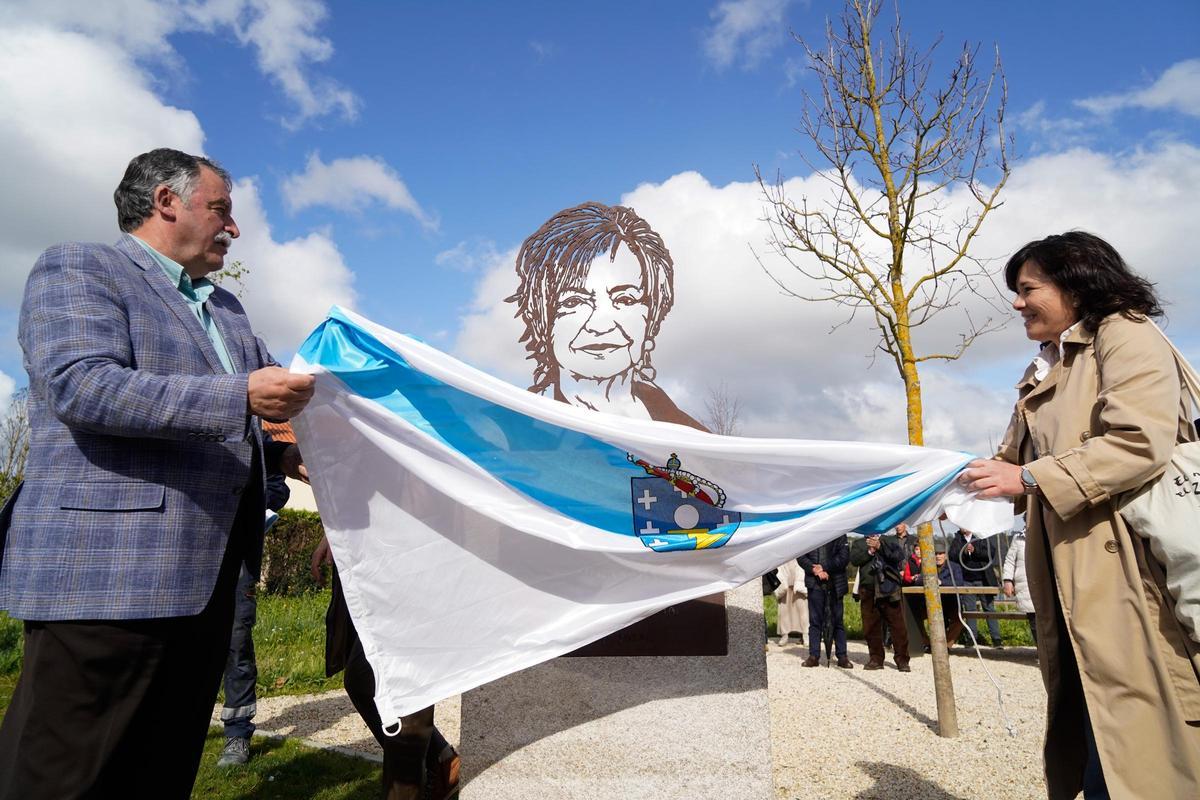 Inauguración en Santa Cruz del parque Rosalía Mera, donado por Sandra Ortega