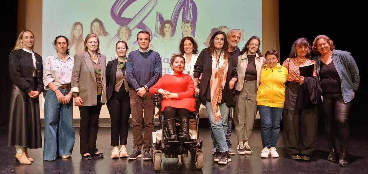 La mayoría de los participantes en la jornada, en una foto de familia. | IB-DONA
