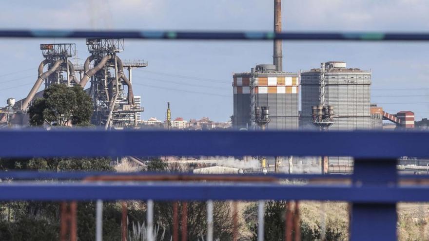 Hornos altos (a la izquierda) y otras instalaciones de ArcelorMittal en Gijón. | Pablo Solares