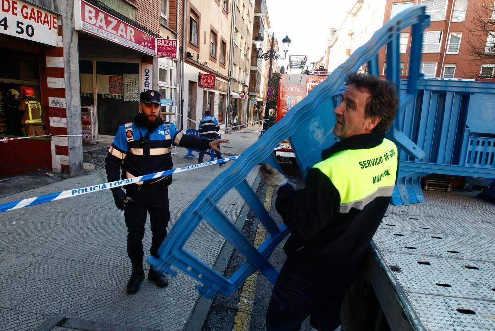 Vecinos, Bomberos y Policías en el edificio quemado en Pumarín.