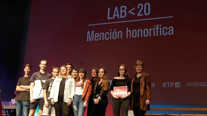 Karin Ohlenschläger, a la derecha, ayer, con alumnos del colegio gijonés San Vicente de Paúl, finalistas en la gala de los premios &quot;LAB