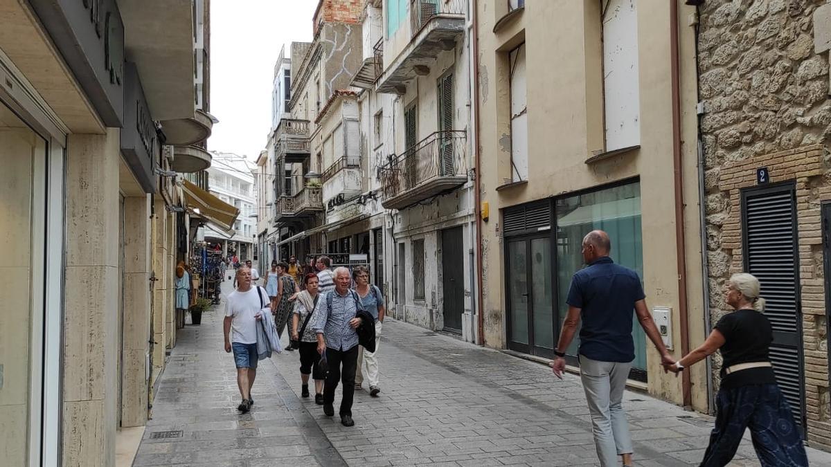 Imatge d&#039;un dels carrers comercials de l&#039;Escala