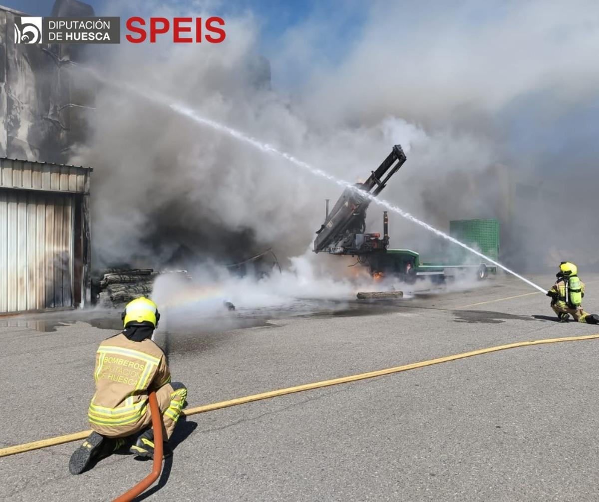 Incendio en una nave del polígono industrial de Fraga, este lunes