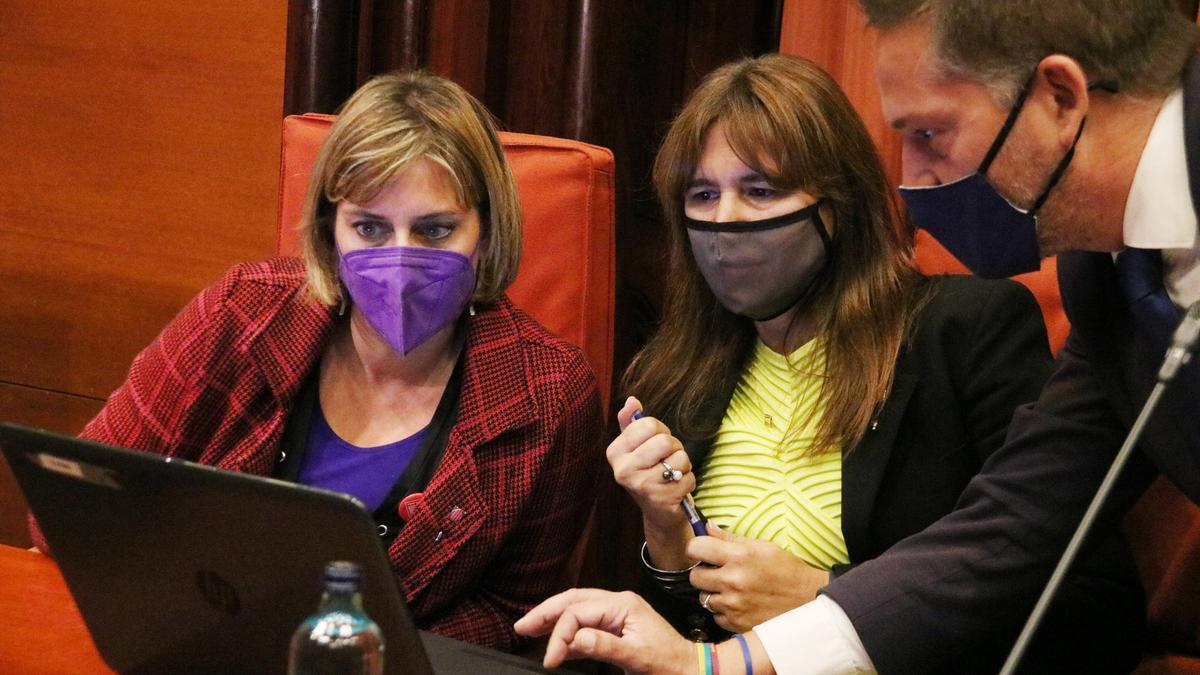 Primer pla de la presidenta del Parlament, Laura Borràs, consultant l&#039;ordinador amb la vicepresidenta de la cambra, Alba Vergés, abans de començar la Junta de Portaveus el 9 de novembre del 2021. (Horitzontal)