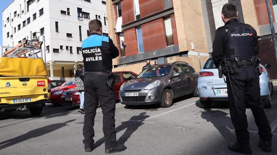 Agentes en la calle Ría de Avilés