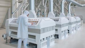 Un operario interactúa con una de las zonas interiores del molino de Casa Tarradellas