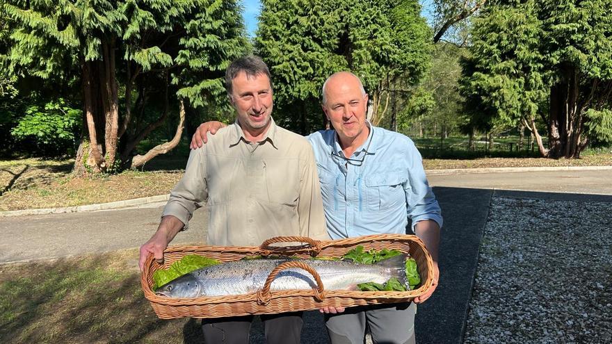 Un lance de cinco minutos para sacar un salmón de los que &quot;no hay muchos&quot;: el pescador del Campanu cuenta su historia en el Narcea